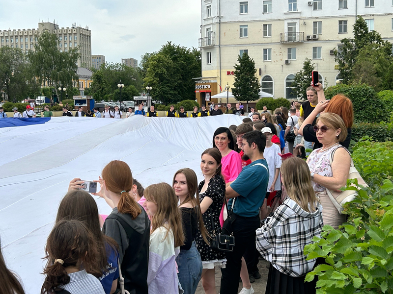 Студенты ИЭиУ приняли участие в патриотической акции ко Дню России